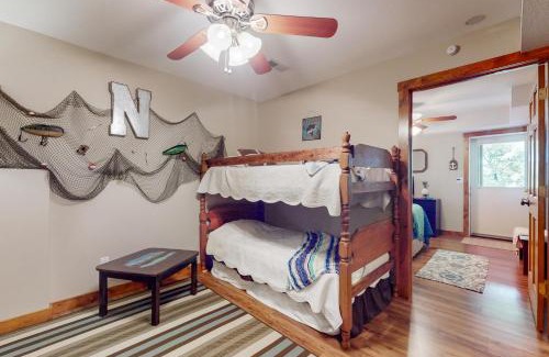 Flat Hollow Marina Casa | RelaxAwhile Cabins-HideAway Hollow