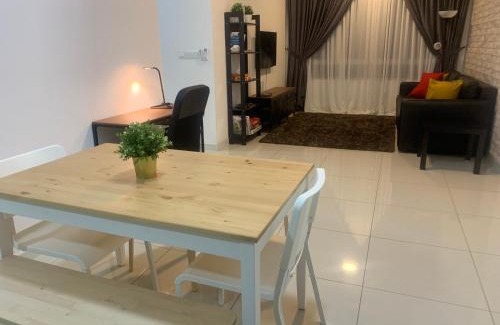 Kajang Apartamento | Relaxed Family Staycation, Pool View w WIFI n Netflix