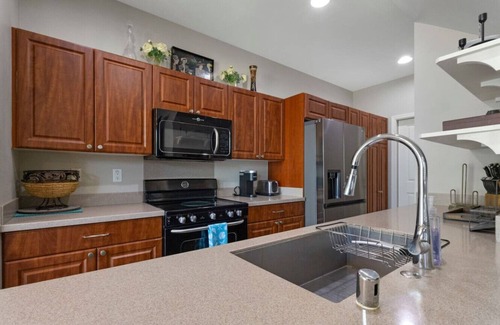 Ewa Casa | Relaxed Island Living- WD, AC, Backyard, Workspace