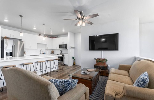 Ewa Apartamento | Relaxed Island Living | Parking, Workspace, AC, WD