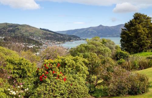 Akaroa Casa | Relaxed Kiwi Bach Over Akaroa Harbour - Port Watch