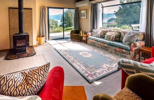 Akaroa Casa | Relaxed Kiwi Bach Over Akaroa Harbour - Port Watch