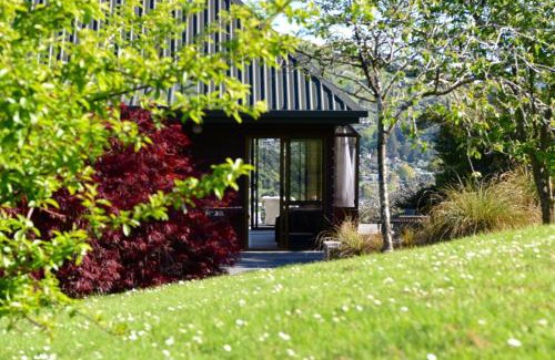 Akaroa Casa | Relaxed Kiwi Bach Over Akaroa Harbour - Port Watch