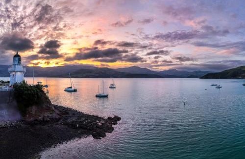 Akaroa Casa | Relaxed Kiwi Bach Over Akaroa Harbour - Port Watch