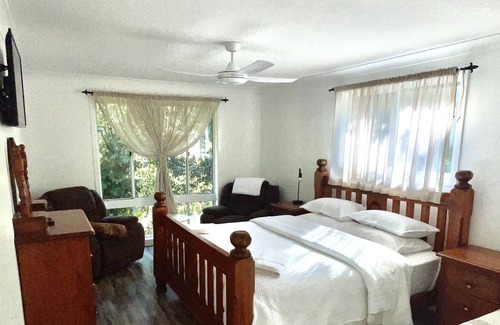Mooball Casa | Relaxed Rustic style Country home, bush fire pit, 10 min from Pottsville beach