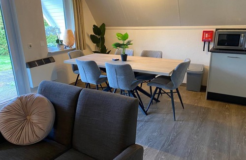 De Meene Casa | Relaxen in Mooi Vakantiehuis aan Visvijver! Huisdieren Welkom