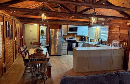 La Grange Cabina | Relaxing 2-bedroom cabin on Lake Jean