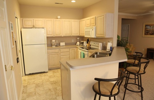 Rehoboth Beach Condominio | Relaxing 2 BR/2 BA Condo with 2 Porches & Pool