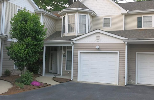 Rehoboth Beach Condominio | Relaxing 2 BR/2 BA Condo with 2 Porches & Pool