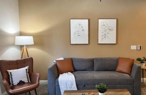Reno/Tahoe Airport Apartamento | Relaxing 2-BR Apt with Pool Hot Tub Gym and Basketball Court Access