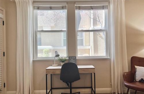 Reno/Tahoe Airport Apartamento | Relaxing 2-BR Apt with Pool Hot Tub Gym and Basketball Court Access