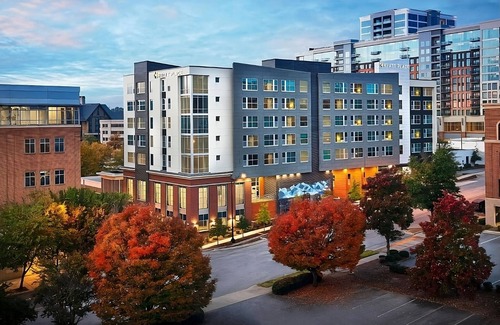Greenville Downtown Apartamento | Relaxing 2 Queen Bed Stay Near Peace Center! Onsite Gym and Pool Access!
