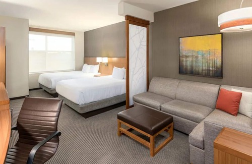 Greenville Downtown Apartamento | Relaxing 2 Queen Bed Stay Near Peace Center! Onsite Gym and Pool Access!