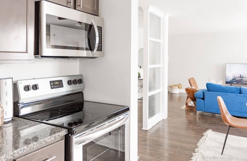 Rogers Park Apartamento | Relaxing 2BR Apartment in Lively West Rogers Park