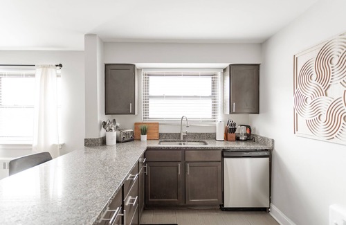 Rogers Park Apartamento | Relaxing 2BR Apartment in Lively West Rogers Park