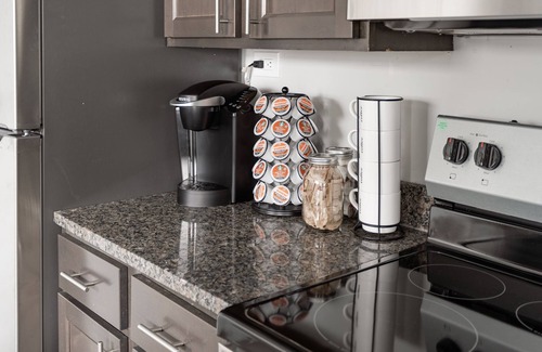 Rogers Park Apartamento | Relaxing 2BR Apartment in Lively West Rogers Park