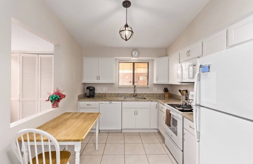 Sun City Casa | Relaxing 2BR+Den Golf Retreat with Backyard & BBQ