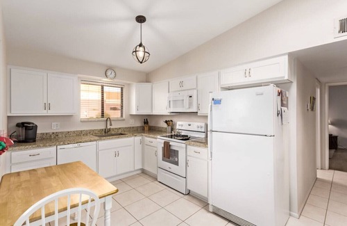 Sun City Casa | Relaxing 2BR+Den Golf Retreat with Backyard & BBQ