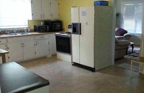 Burlington Casa | Relaxing 3 bd/2bth House near to Elon, Chapel Hill and Greensboro. Summer pool