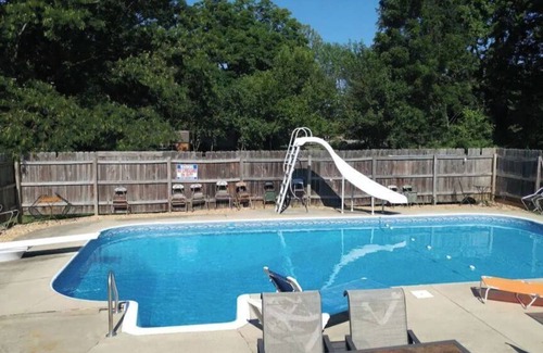 Burlington Casa | Relaxing 3 bd/2bth House near to Elon, Chapel Hill and Greensboro. Summer pool