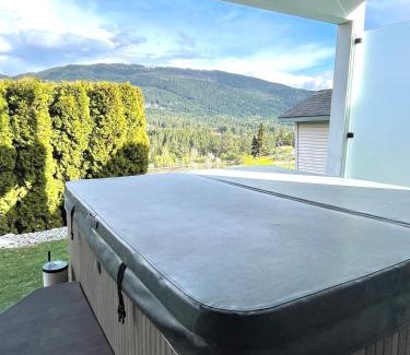 Foothills Apartamento | Relaxing 3 bedroom suite, near Silver Star Resort