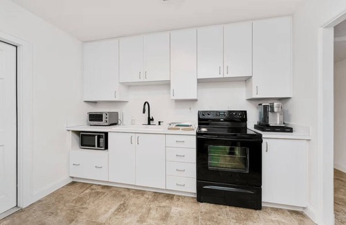 Jacksonville Casa | Relaxing 3-Bedroom w/ 150" Projector & Pool Table