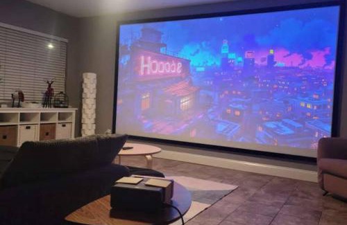 Jacksonville Casa | Relaxing 3-Bedroom With 150 Inch Projector & Pool Table