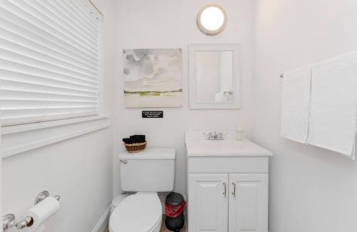 Jacksonville Casa | Relaxing 3-Bedroom With 150 Inch Projector & Pool Table
