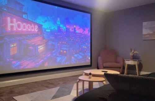 Jacksonville Casa | Relaxing 3-Bedroom With 150 Inch Projector & Pool Table