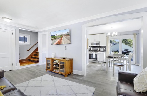 Minneapolis Casa | Relaxing 4-bedroom With A Nice Deck & Grill — Close to U of M