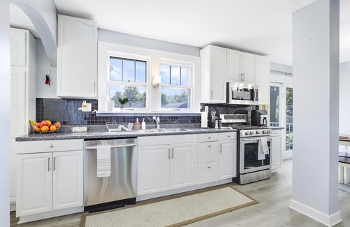 Minneapolis Casa | Relaxing 4-bedroom With A Nice Deck & Grill — Close to U of M
