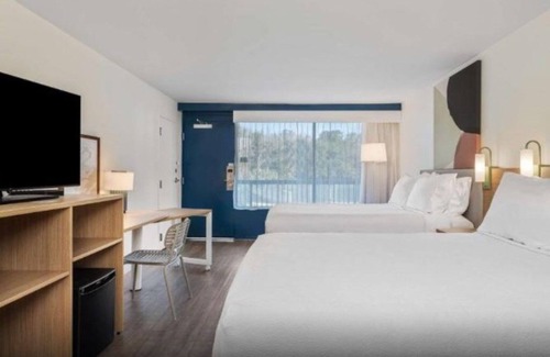 Hilton Head Island Hotel | Relaxing 4 Room Queen Accommodations Near Beach Park! Pool & Gym Access!