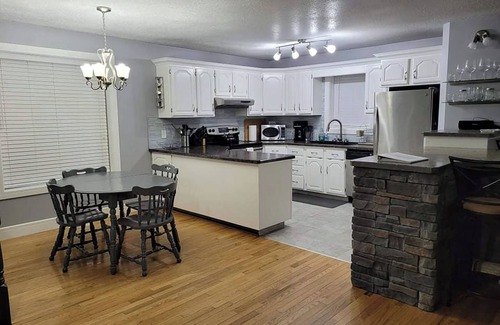Greenwater Lake Casa | Relaxing 5 bedroom cabin at Greenwater Lake