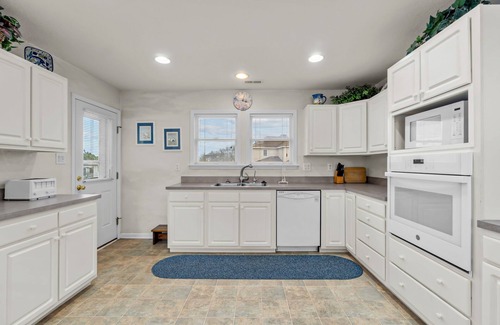 Currituck County Casa | Relaxing 6BR home with Private Pool, and Full Kitchen Near the Ocean
