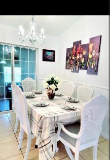 Ocala Casa | Relaxing and Comfortable Bedroom shared bathroom