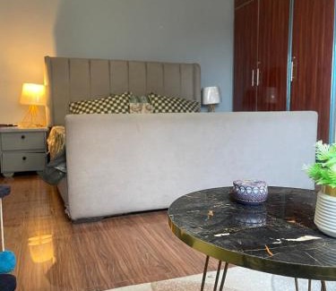 Multan Apartamento | Relaxing Balcony Retreat in a Calm Neighborhood with Self Check In