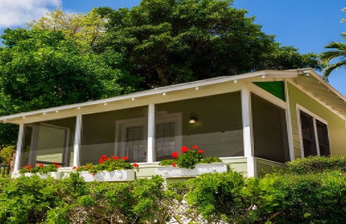 Captiva Hotel | Relaxing Bay Cottage | Kitchen | Free Parking | Outdoor Swimming Pool