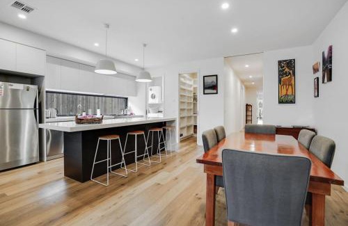 Bentleigh Casa | Relaxing Bentleigh Executive Family Getaway