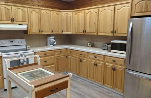 Sorrento Casa | Relaxing Blue House on the Farm, 6 minutes from the hwy 1!