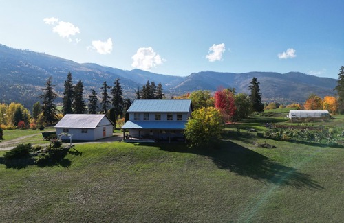 Sorrento Casa | Relaxing Blue House on the Farm, 6 minutes from the hwy 1!