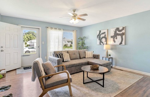 Hazel Park Casa | Relaxing & Charming Home in Hazel Park w/ Backyard