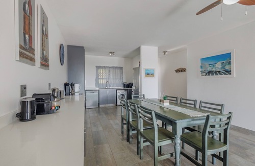 Ballito Apartamento | Relaxing Coastal Getaway | Scenic Balcony and Braai