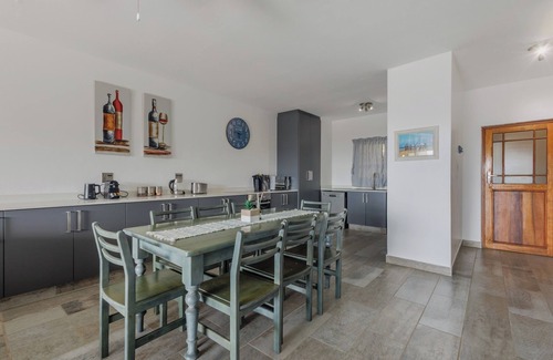 Ballito Apartamento | Relaxing Coastal Getaway | Scenic Balcony and Braai
