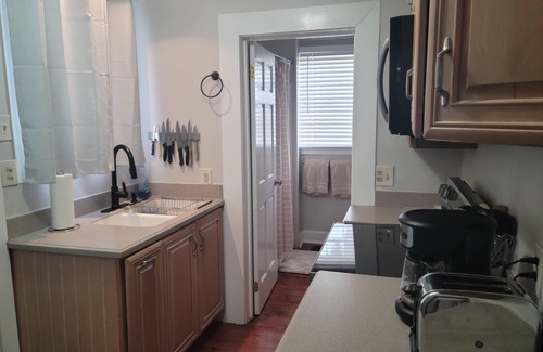 Eastside Condominio | Relaxing Condo in Beautiful Downtown Savannah with POOL!