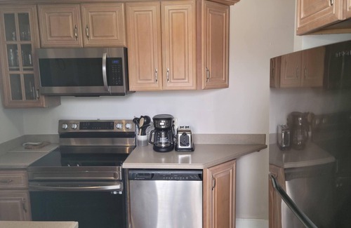 Eastside Condominio | Relaxing Condo in Beautiful Downtown Savannah with POOL!