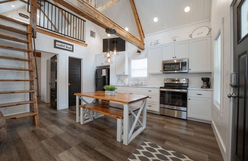 Edgemont Cabaña | Relaxing Cottage Getaway w/ Fire Pit