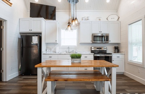 Edgemont Cabaña | Relaxing Cottage Getaway w/ Fire Pit