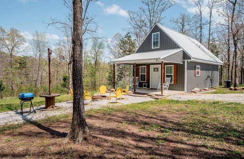 Edgemont Cabaña | Relaxing Cottage Getaway w/ Fire Pit