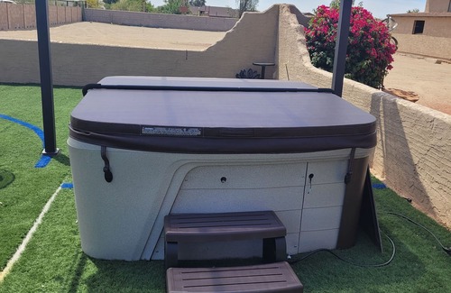 Peoria Casa | Relajante casa de estilo rústico con amplio patio trasero en un vecindario tranquilo.