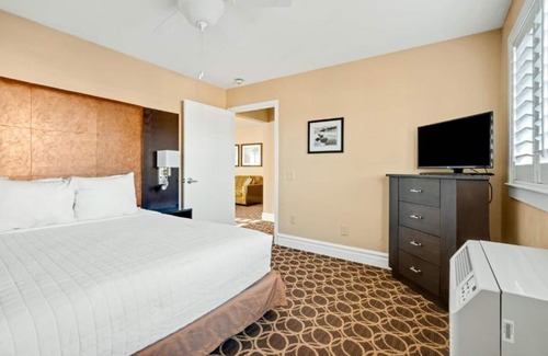 Corte Madera Hotel | Relaxing Couples’ Getaway | Poolside | Near Sausalito | Free Parking | BBQ Area